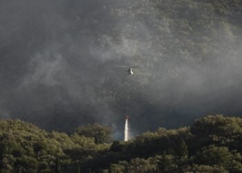 Εικόνα από την πρόσφατη πυρκαγιά στην Κέρκυρα. Όλες οι δυνάμεις της περιοχής βρίσκονται σε επιφυλακή (φωτ.: Γιώργος Κονταρίνης/EUROKINISSI)