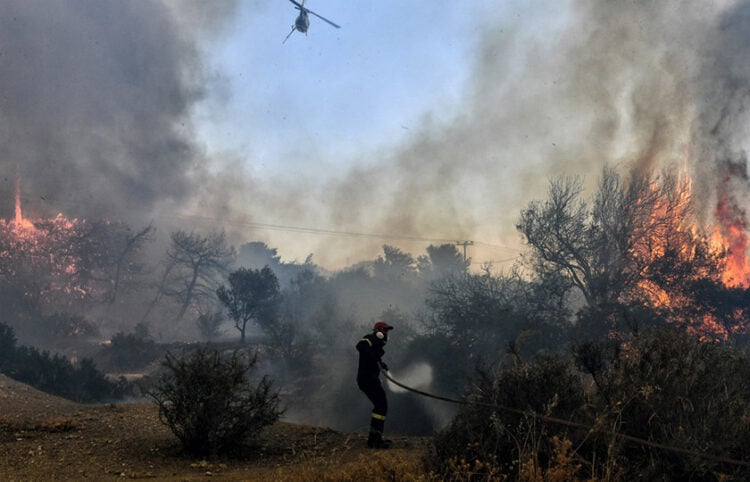 Πυροσβέστης επιχειρεί στον Άγιο Χαράλαμπο Λουτρακίου (φωτ.: ΑΠΕ-ΜΠΕ / Βασίλης Ψωμάς)