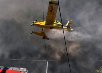 Πυροσβεστικό αεροσκάφος πραγματοποιεί ρίψεις νερού (φωτ.: αρχείο ΑΠΕ-ΜΠΕ / Βασίλης Ψωμάς)