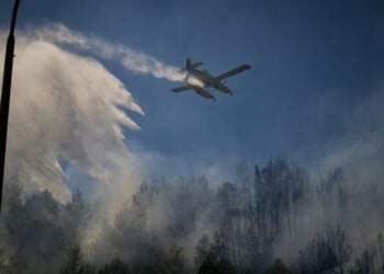 Πυροσβεστικό αεροσκάφος πραγματοποιεί ρίψεις νερού στην Ηλεία (φωτ.: EUROKINISSI/iliealive.gr/Γιάννης Σπυρούνης)