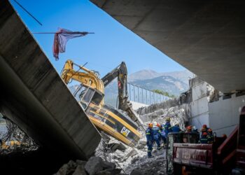 Σωστικά συνεργεία επιχειρούν στο σημείο όπου κατέρρευσε η γέφυρα (φωτ.: EUROKINISSI/Γιώτα Λοτσάρη)