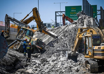 Κατάρρευση τμήματος γέφυρας στην Περιμετρική της Πάτρας (φωτ.: EUROKINISSI / Γιώτα Λοτσάρη)