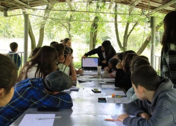 Μάθημα ελληνικών στην κατασκήνωση στο  Στεπαναβάν της Αρμενίας (φωτ.: Facebook / Union of Greek Communities of Armenia)