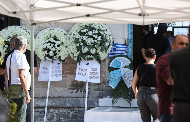 Στεφάνια έξω από το ναό Αγίων Σεργίου και Βάκχου στο Γαβαλοχώρι Χανίων (φωτ.:  
EUROKINISSI / Στέφανος Ραπάνης)