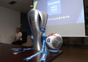 Το κύπελλο της Super League για την πρωταθλήτρια ομάδα του 2024 (φωτ.: EUROKINISSI / Στέλιος Στεφάνου)