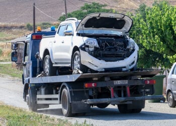 Το κλεμμένο Nissan Navara που οδηγούσε ο 20χρονος Σύρος (φωτ.: EUROKINISSI / Λεωνίδας Τζέκας)