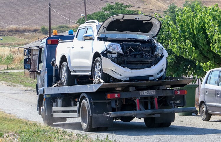 Το κλεμμένο Nissan Navara που οδηγούσε ο 20χρονος Σύρος (φωτ.: EUROKINISSI / Λεωνίδας Τζέκας)