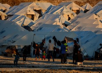 Στιγμιότυπο από τον προσωρινό καταυλισμό φιλοξενίας προσφυγών και μεταναστών στο Καρά Τεπέ της Λέσβου (φωτ. αρχείου: EUROKINISSI/Περικλής Μπαλάσκας)