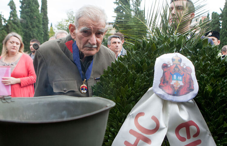 Ο φύλακας των κοιμητηρίων Γιώργος Μιχαήλοβιτς παρακολουθεί το Πατριαρχικό Τρισάγιο που πραγματοποιήθηκε στα συμμαχικά Κοιμητήρια Ζέιτενλικ στις 18 Οκτωβρίου 2014 (φωτ.: ΑΠΕ-ΜΠΕ / PIXEL / Σωτήρης Μπαρμπαρούσης)