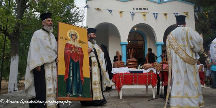 Στιγμιότυπο από τη γιορτή της Αγίας Μαρίνας στο ξωκλήσι που βρίσκεται στο Θρυλόριο Κομοτηνής (φωτ.: Μαρία Αποστολίδου)