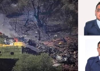 Αριστερά τα συντρίμμια του Canadair και δεξιά επάνω ο κυβερνήτης, Σμηναγός (Ι) Χρήστος Μουλάς, 34 ετών και κάτω ο συγκυβερνήτης, Ανθυποσμηναγός (Ι) Περικλής Στεφανίδης, 27 ετών (φωτ.: EUROKINISSI/EVIATHEMA.GR/Γενικό Επιτελείο Αεροπορίας)