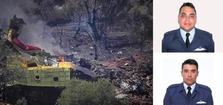 Αριστερά τα συντρίμμια του Canadair και δεξιά επάνω ο κυβερνήτης, Σμηναγός (Ι) Χρήστος Μουλάς, 34 ετών και κάτω ο συγκυβερνήτης, Ανθυποσμηναγός (Ι) Περικλής Στεφανίδης, 27 ετών (φωτ.: EUROKINISSI/EVIATHEMA.GR/Γενικό Επιτελείο Αεροπορίας)