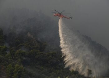 Πυροσβεστικό αεροσκάφος επιχειρεί κατά δασικής πυρκαγιάς στο Αίγιο (φωτ.: EUROKINISSI/Γιώτα Λοτσάρη)