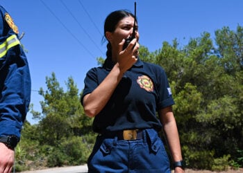 Εθελοντές πυροσβέστες του κλιμακίου Ροδόπολης του Δήμου Διονύσου (φωτ.: EUROKINISSI / Μιχάλης Καραγιάννης)