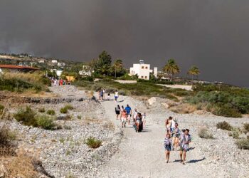 Τουρίστες απομακρύνονται κατά τη διάρκεια εκκένωσης στην περιοχή Κιοτάρι (φωτ.: ΑΠΕ-ΜΠΕ / Λευτέρης Δαμιανίδης)