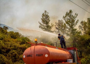 Ρίψη νερού σε μια από τις αναζωπυρώσεις στο Βάτι Ρόδου (φωτ.: EUROKINISSI / Λευτέρης Δαμιανίδης)