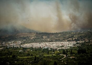 Στιγμιότυπο από την πυρκαγιά που κατακαίει τη Ρόδο για έβδομη συνεχή ημέρα (φωτ.: EUROKINISSI/Αργύρης Μαντικός)