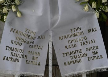 Στεφάνι για τη Μαριάννα Βαρδινογιάννη στο Α' Νεκροταφείο Αθηνών (φωτ.: EUROKINISSI / Τατιάνα Μπόλαρη)