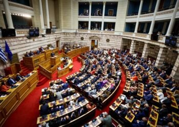 Στιγμιότυπο από την τρίτη ημέρα της συζήτησης επί των προγραμματικών δηλώσεων της νέας κυβέρνησης στη Βουλή (φωτ.: EUROKINISSI/Γιώργος Κονταρίνης)