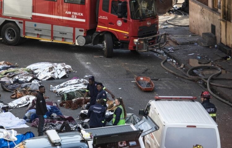 Σωστικά συνεργεία μεταφέρουν τις σορούς των θυμάτων (φωτ.: EPA/Kim Ludbrook)