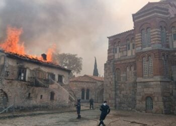 Οι πύρινες γλώσσες καίνε τμήμα της Μονής του Οσίου Λουκά στη Βοιωτίας (φωτ.: facebook.com/ Forecast Weather Greece)