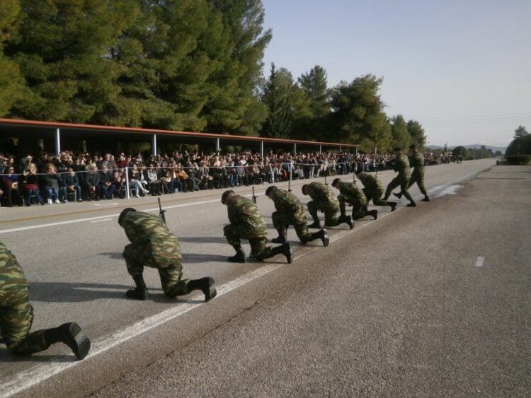 Εικόνα από ορκομωσία 
νεοκαταταγέντων Επαγγελματιών Οπλιτών (ΕΠΟΠ) του Στρατού Ξηράς και του
Κοινού Νομικού Σώματος (φωτ.: Γρ. Τύπου ΓΕΣ / EUROKINISSI)