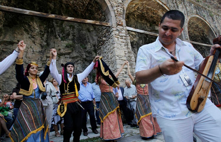 Ποντιακής καταγωγής Έλληνες από χώρες της πρώην Σοβιετικής Ένωσης στον περίβολο της Παναγίας Σουμελά στον Πόντο, τον Δεκαπενταύγουστο του 2009 (φωτ.: αρχείο ΑΠΕ-ΜΠΕ)