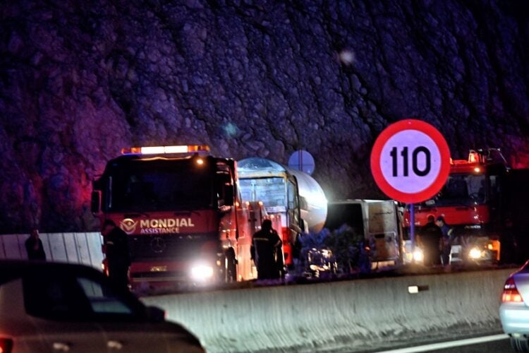 Εικόνα από εγκλωβισμένα οχήματα, χθες το βράδυ, στη νέα Εθνική Οδό Αθηνών-Κορίνθου (φωτ.: Eurokinissi Sports)