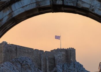 Αν και ο καιρός παραμένει αίθριος, ο ουρανός σε αρκετές περιοχές της χώρας είναι γεμάτος από τους καπνούς των πυρκαγιών που μαίνονται σε πολλά μέτωπα (φωτ.: EUROKINISSI/Γιάννης Παναγόπουλος)