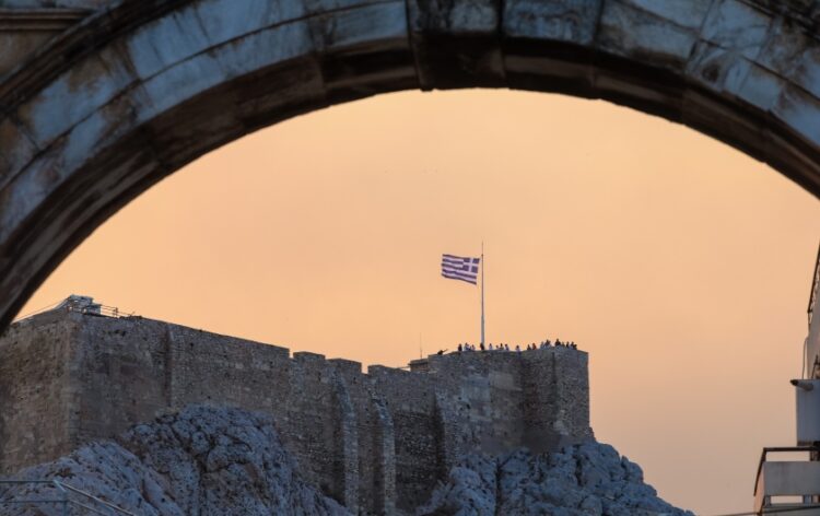 Αν και ο καιρός παραμένει αίθριος, ο ουρανός σε αρκετές περιοχές της χώρας είναι γεμάτος από τους καπνούς των πυρκαγιών που μαίνονται σε πολλά μέτωπα (φωτ.: EUROKINISSI/Γιάννης Παναγόπουλος)