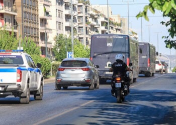 Στιγμιότυπο από τη μεταγωγή των χούλιγκαν που κατηγορούνται για συμμετοχή στο αιματηρό επεισόδιο στη Νέα Φιλαδέλφεια (φωτ.: EUROKINISSI / Γιάννης Παναγόπουλος)