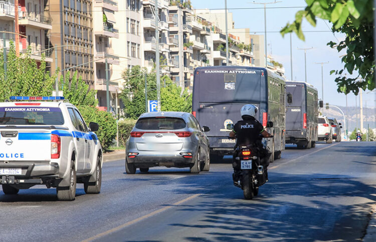 Στιγμιότυπο από τη μεταγωγή των χούλιγκαν που κατηγορούνται για συμμετοχή στο αιματηρό επεισόδιο στη Νέα Φιλαδέλφεια (φωτ.: EUROKINISSI / Γιάννης Παναγόπουλος)