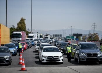 Έλεγχοι της Τροχαίας σε εκδρομείς, στα διόδια της Ελευσίνας (φωτ.: EUROKINISSI/Τατιάνα Μπόλαρη)