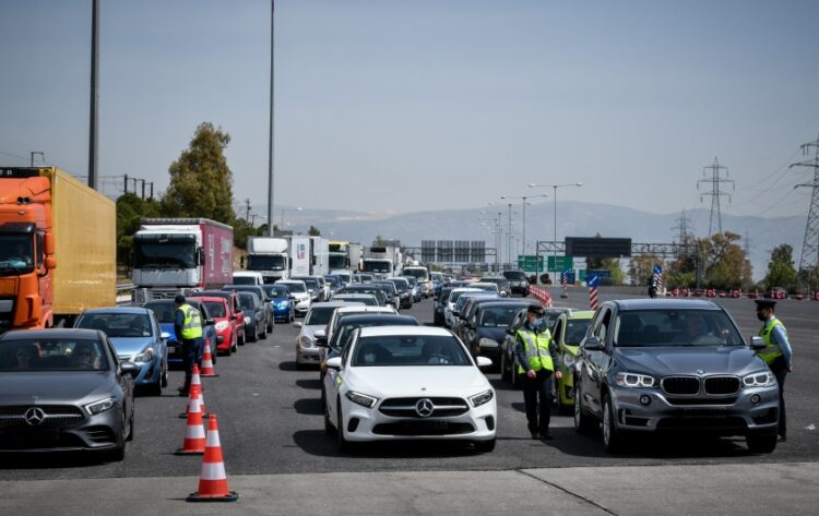 Έλεγχοι της Τροχαίας σε εκδρομείς, στα διόδια της Ελευσίνας (φωτ.: EUROKINISSI/Τατιάνα Μπόλαρη)