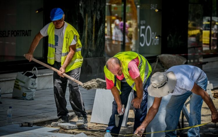 Μέλη συνεργείου στη διάρκεια εργασιών σε δρόμο της Αθήνας (φωτ.: EUROKINISSI /Τατιάνα Μπόλαρη)