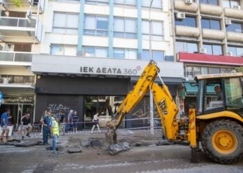 Εκσκαφέας σπάει το οδόστρωμα προκειμένου τα συνεργεία της ΕΥΑΘ να προσεγγίσουν το σπασμένο αγωγό (φωτ.: EUROKINISSI/Γαβριήλ Γεωργιάδης)