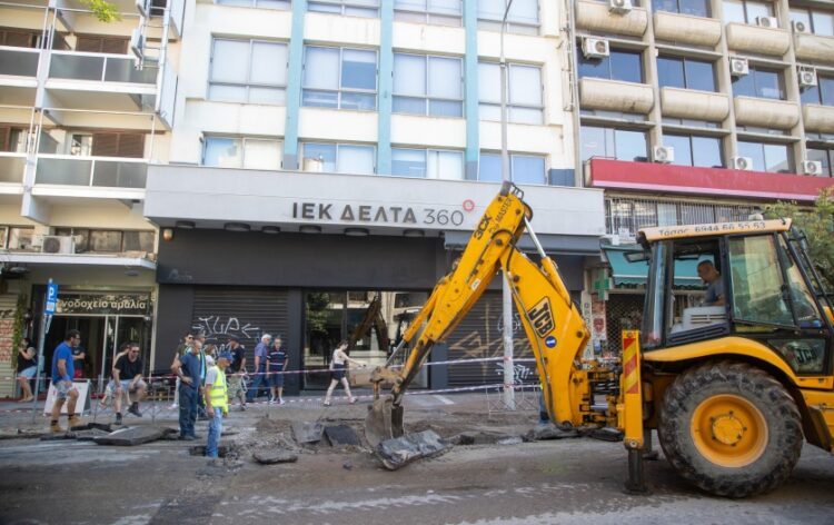 Εκσκαφέας σπάει το οδόστρωμα προκειμένου τα συνεργεία της ΕΥΑΘ να προσεγγίσουν το σπασμένο αγωγό (φωτ.: EUROKINISSI/Γαβριήλ Γεωργιάδης)