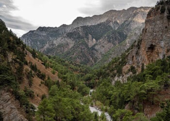 Άποψη από το φαράγγι της Σαμαριάς (φωτ. αρχείου: ΑΠΕ-ΜΠΕ / Περιφέρεια Κρήτης)