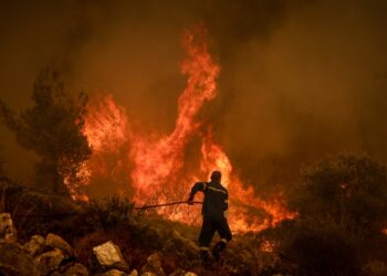 Πυροσβέστης παλεύει με τις φλόγες (φωτ.: EUROKINISSI/Κώστας Τζούμας)