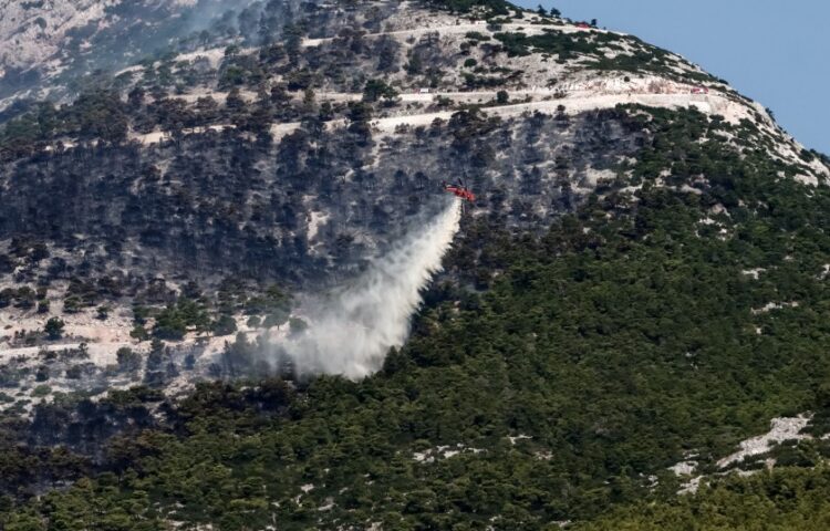 Ελικόπτερο ρίχνει νερό στο μέτωπο της Πάρνηθας (φωτ.: EUROKINISSI/Κώστας Τζούμας)