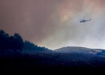 Ελικόπτερο επιχειρεί κατά της φωτιάς στα Ψαχνά της Εύβοιας (φωτ.: EUROKINISSI/Θοδωρής Νικολάου)