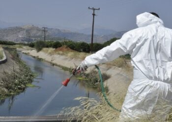 Ψεκασμός στην Αργολίδα για τον ιό του Δυτικού Νείλου (φωτ.: EUROKINISSI/Βασίλης Παπαδόπουλος)