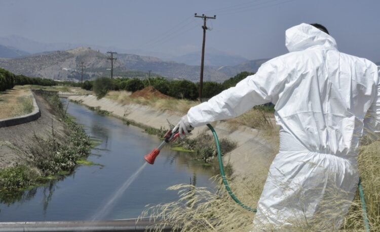 Ψεκασμός στην Αργολίδα για τον ιό του Δυτικού Νείλου (φωτ.: EUROKINISSI/Βασίλης Παπαδόπουλος)