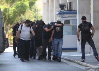 Οι συλληφθέντες χούλιγκαν για τα αιματηρά επεισόδια στη Νέα Φιλαδέλφεια οδηγούνται από τη ΓΑΔΑ στον εισαγγελέα (φωτ.: ΑΠΕ-ΜΠΕ / Γιώργος Βιτσαράς)