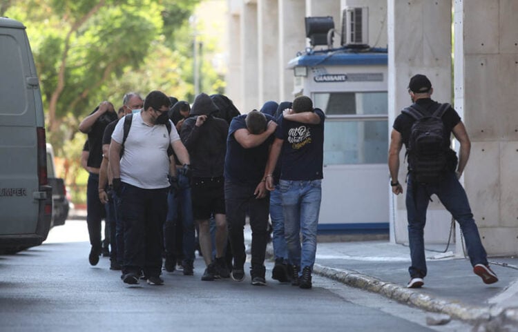 Οι συλληφθέντες χούλιγκαν για τα αιματηρά επεισόδια στη Νέα Φιλαδέλφεια οδηγούνται από τη ΓΑΔΑ στον εισαγγελέα (φωτ.: ΑΠΕ-ΜΠΕ / Γιώργος Βιτσαράς)