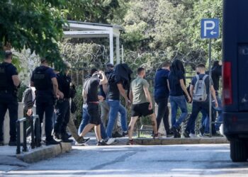 Στιγμιότυπο από τη μεταγωγή των 30 κρατουμένων στον ανακριτή (φωτ.: EUROKINISSI / Βασίλης Ρεμπάπης)