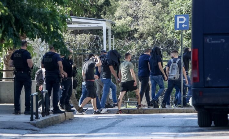 Στιγμιότυπο από τη μεταγωγή των 30 κρατουμένων στον ανακριτή (φωτ.: EUROKINISSI / Βασίλης Ρεμπάπης)