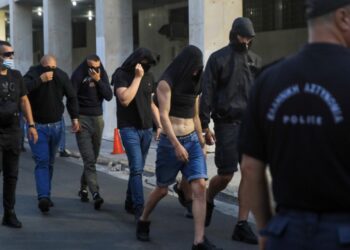 Κροάτες χούλιγκαν κατά τη μεταφορά τους στον ανακριτή για τα επεισόδια έξω από το γήπεδο της ΑΕΚ (φωτ.: EUROKINISSI / Γιάννης Παναγόπουλος)