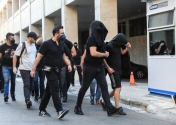 Στιγμιότυπο από την προσαγωγή ορισμένων εκ των συλληφθέντων στον εισαγγελέα (φωτ.: EUROKINISSI/Γιάννης Παναγόπουλος)