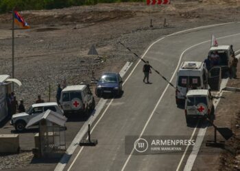 Οχήματα με ανθρωπιστική βοήθεια είναι σταματημένα στο σημείο ελέγχου στον διάδρομο του Λατσίν, στο Ναγκόρνο Καραμπάχ (φωτ. αρχείου: ArmenPress/Hayk Manukyan)